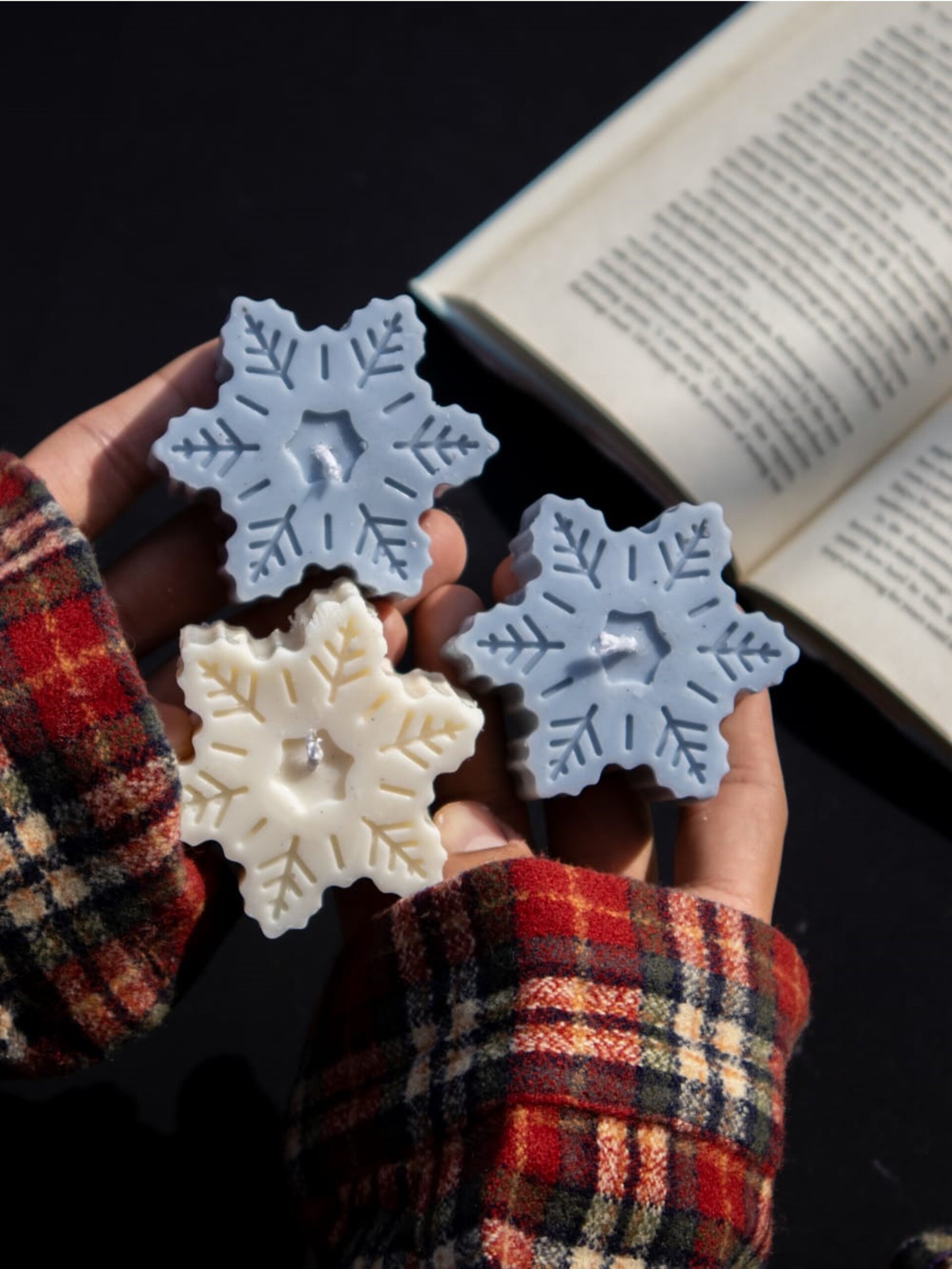 Special Candle 7 scaled Snow Flake shaped, scented soy wax candle - Pack of 2